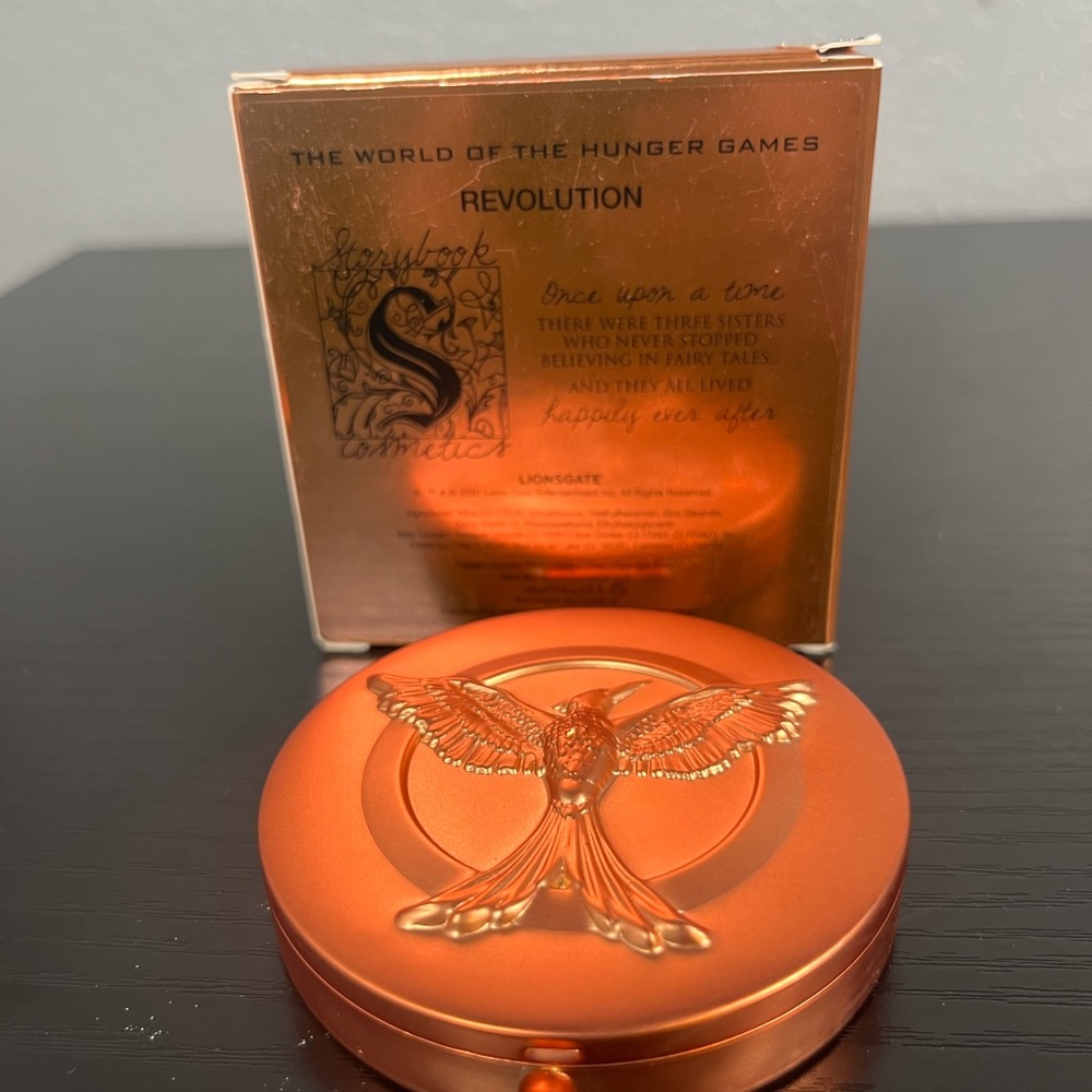 Hunger Games Revolution Compact
